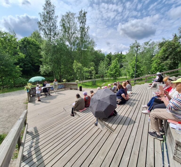 Kesäiset yhteislaulut - hyvinvointia laulajalle ja kuulijalle
