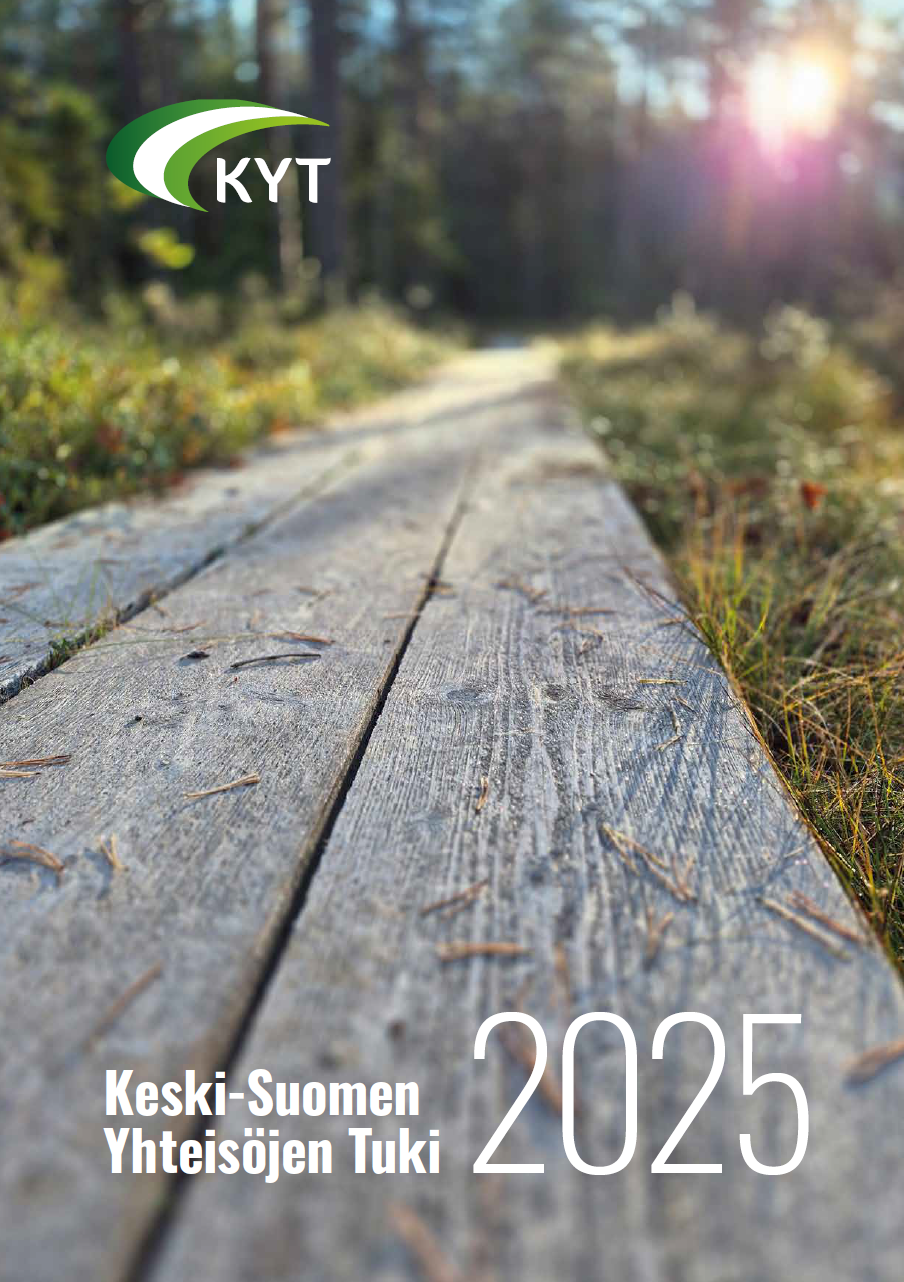 KYTin vuosikertomuksen kansilehti vuodelta 2025. Pitkospuut metsässä, aurinko etäällä puiden takana.